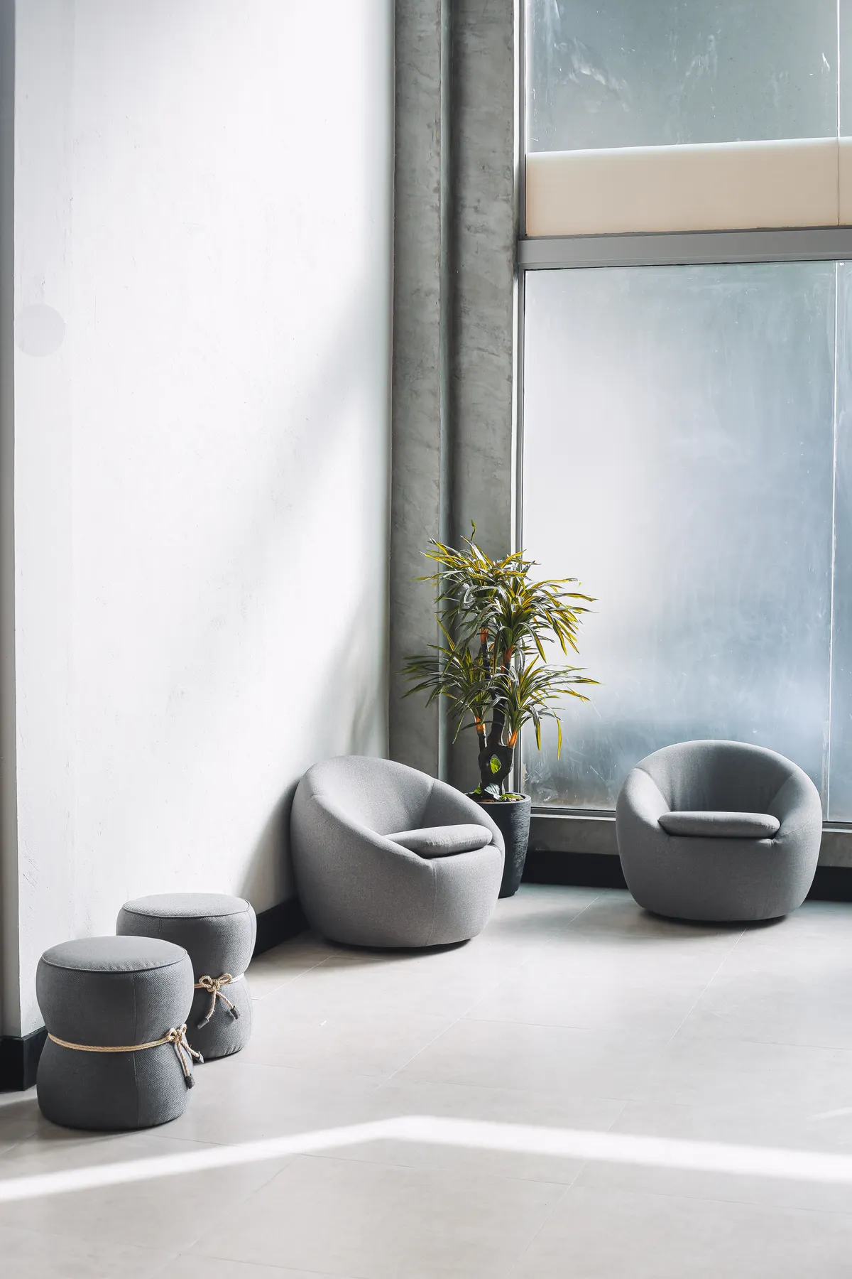 Ambiente amplo com poltronas junto a uma janela.